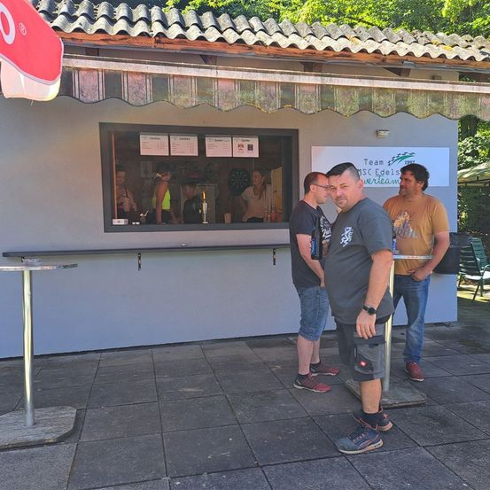 Bild enthält, Shelter, Shorts, Pants, Table, Urban, City, Person, Adult, Male, Man