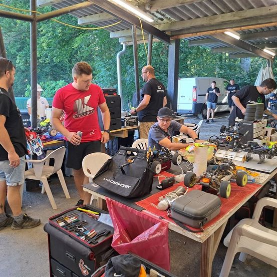 Bild enthält, Factory, Manufacturing, Workshop, Person, Adult, Male, Man, Shorts, Handbag, Chair