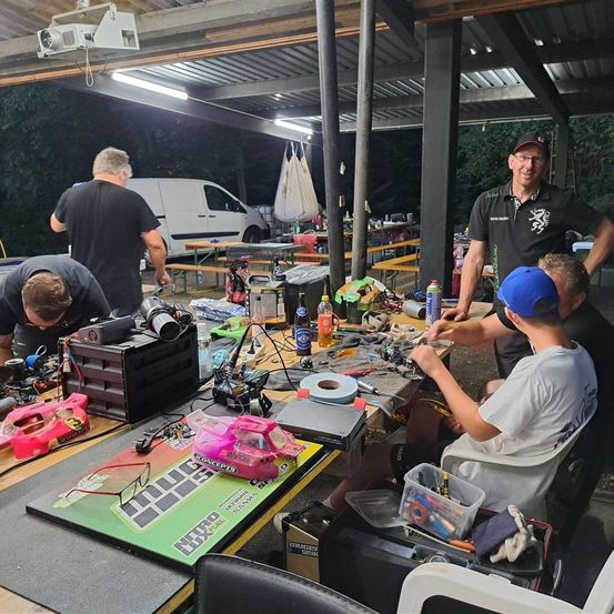 Bild enthält, Factory, Manufacturing, Workshop, Adult, Male, Man, Person, Handbag, Baseball Cap, Wheel