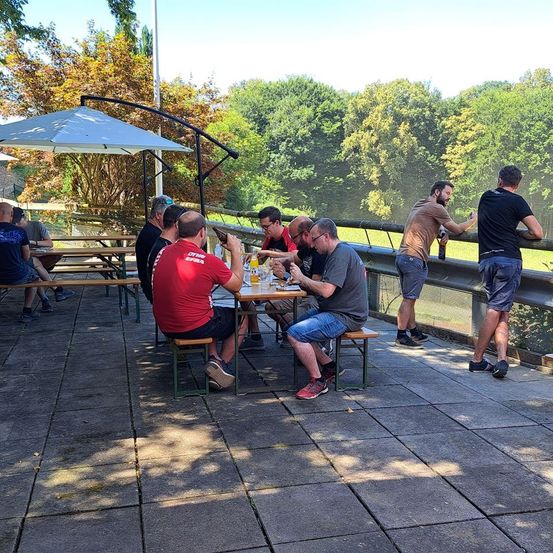 Bild enthält, Nature, Outdoors, Scenery, Vegetation, Path, Adult, Male, Man, Person, Shorts