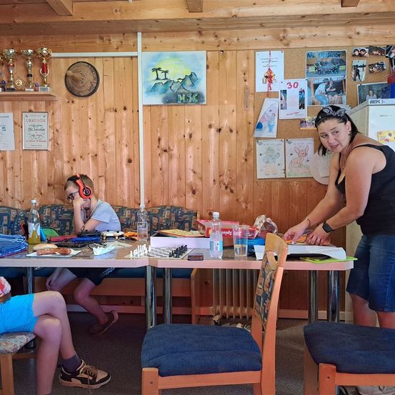 Bild enthält, Dining Room, Dining Table, Table, Interior Design, Plywood, Wood, Restaurant, Pants, Cafe, Person