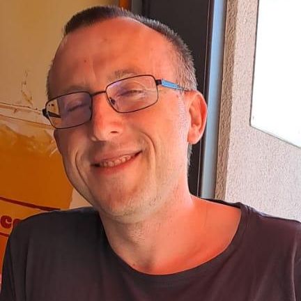 Bild enthält, T-Shirt, Beer, Person, Photography, Portrait, Pants, Beer Bottle, Bottle, Lager, Man