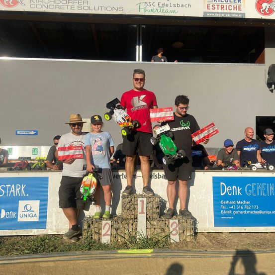 Bild enthält, Shorts, T-Shirt, People, Person, Portrait, Shelter, Adult, Male, Man, Potted Plant