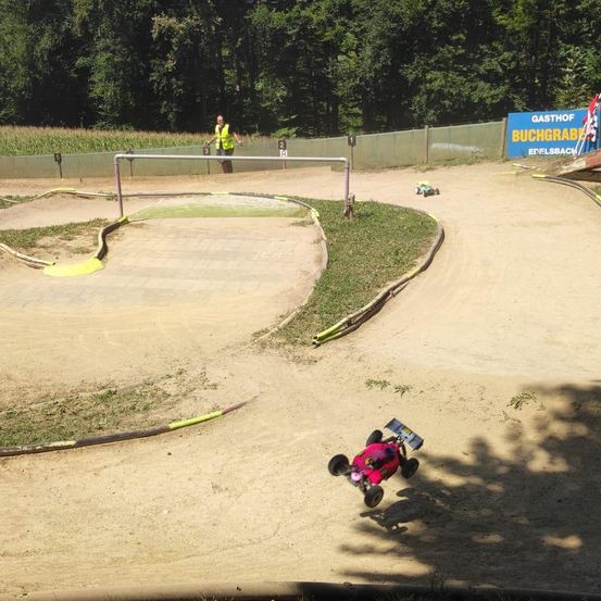 Bild enthält, Outdoors, Person, Machine, Wheel, Motorcycle, Transportation, Vehicle, Car, Nature