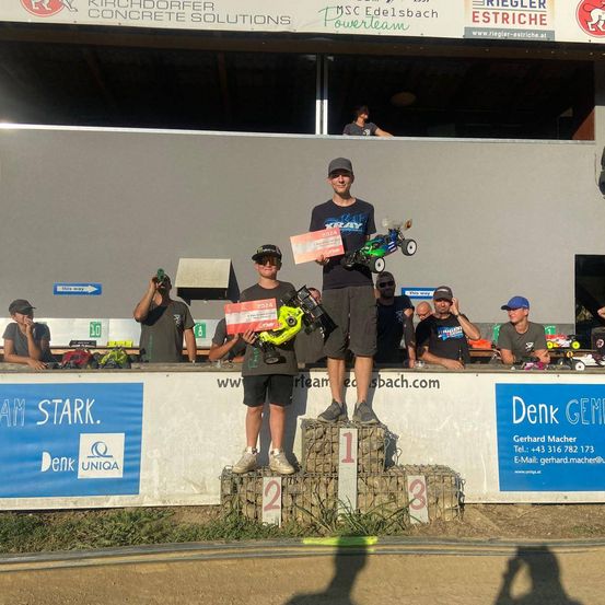 Bild enthält, Shorts, T-Shirt, Person, Skirt, Advertisement, Potted Plant, People, Shoe, Clapperboard, Text