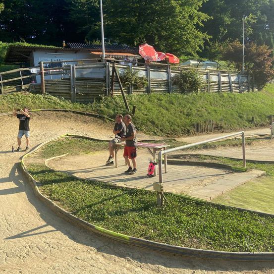 Bild enthält, Grass, Outdoors, Park, Vegetation, Person, Walking, Tree, Play Area, Outdoor Play Area, Path