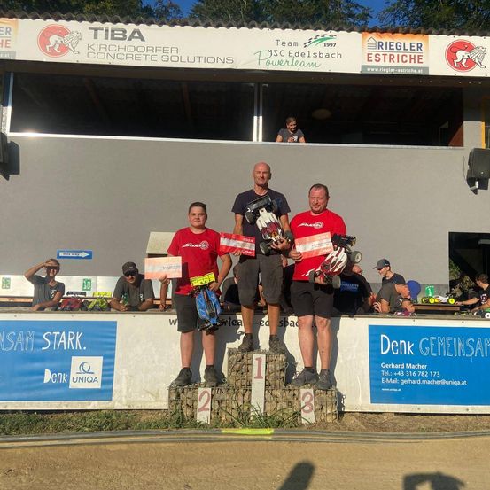 Bild enthält, People, Person, Clothing, T-Shirt, Adult, Male, Man, Shorts, Shelter, Shoe