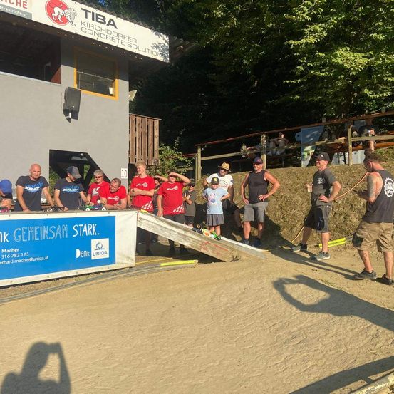 Bild enthält, Clothing, Shorts, Person, People, Footwear, Shoe, Outdoors, Face, Head