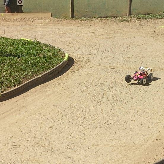 Bild enthält, Outdoors, Car, Transportation, Vehicle, Machine, Wheel, Building, Housing, Aerial View, Road
