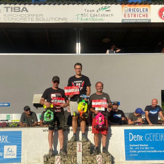 Bild enthält, Shorts, T-Shirt, People, Person, Adult, Male, Man, Shoe, Hat, Glasses