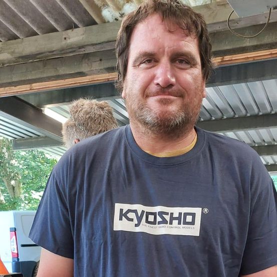 Bild enthält, Clothing, T-Shirt, Pants, Person, Portrait, Sleeve, Adult, Male, Man, Jeans