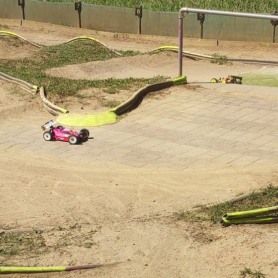 Bild enthält, Outdoors, Ice Hockey, Ice Hockey Stick, Rink, Skating, Sport, E-scooter, Transportation, Vehicle, Play Area