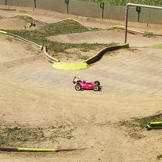 Bild enthält, Machine, Wheel, Clothing, Shorts, Person, Car, Transportation, Vehicle, Auto Racing, Outdoors