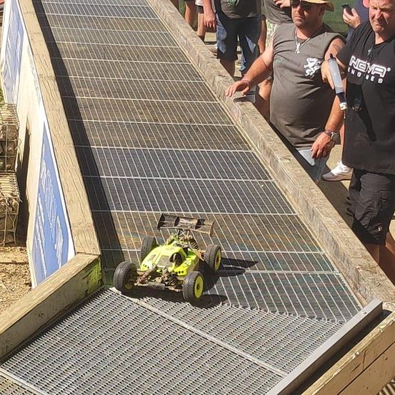 Bild enthält, Person, Worker, Outdoors, Adult, Male, Man, Baton, Car, Wheel, Electrical Device