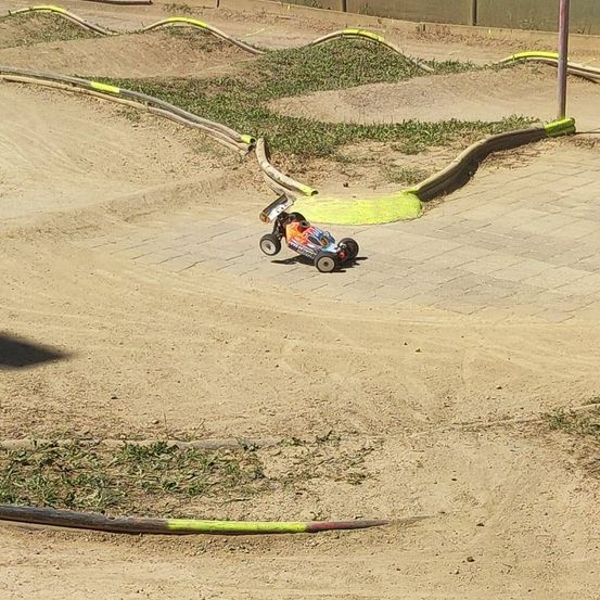 Bild enthält, Outdoors, Motorcycle, Transportation, Vehicle, Device, Grass, Lawn, Lawn Mower, Plant, Tool