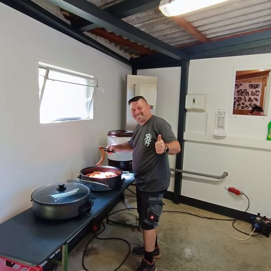 Bild enthält, Adult, Male, Man, Person, Electrical Device, Switch, Wristwatch, Cookware