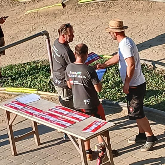 Bild enthält, Clothing, Hat, Person, Advertisement, Adult, Male, Man, Shorts, Poster