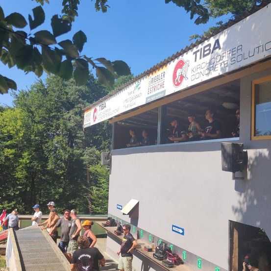 Bild enthält, Person, Architecture, Building, Transportation, Vehicle, Face, Head, Outdoors, Food Truck, Truck