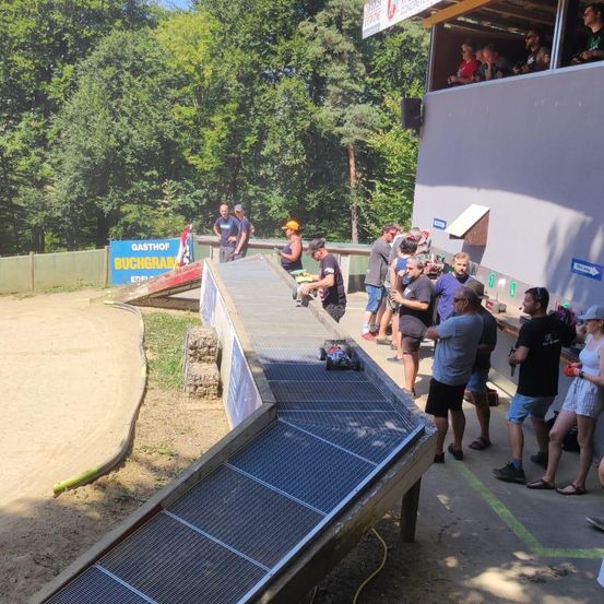 Bild enthält, People, Person, Boy, Child, Male, Shorts, Shoe, Skateboard, Face, Outdoors