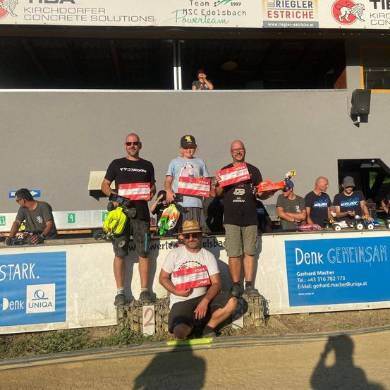 Bild enthält, People, Person, T-Shirt, Adult, Male, Man, Shorts, Helmet, Shelter, Portrait
