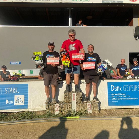 Bild enthält, T-Shirt, Shorts, People, Person, Portrait, Adult, Male, Man, Shelter, Shoe
