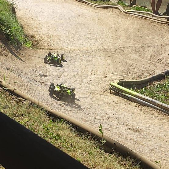 Bild enthält, Person, Motorcycle, Vehicle, Outdoors, Worker, Clothing, Shorts, Nature, Lawn Mower, Tool