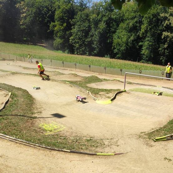 Bild enthält, Grass, Nature, Outdoors, Park, Plant, Person, Play Area, Tree, Outdoor Play Area