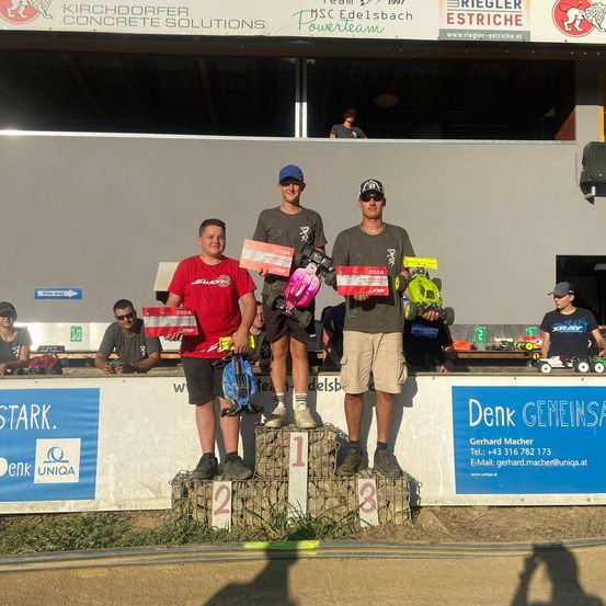 Bild enthält, Shorts, T-Shirt, Baseball Cap, Person, People, Adult, Male, Man, Advertisement, Shelter