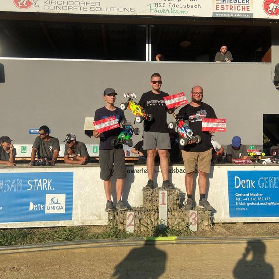 Bild enthält, People, Person, Potted Plant, Shorts, Adult, Male, Man, T-Shirt, Glasses, Portrait