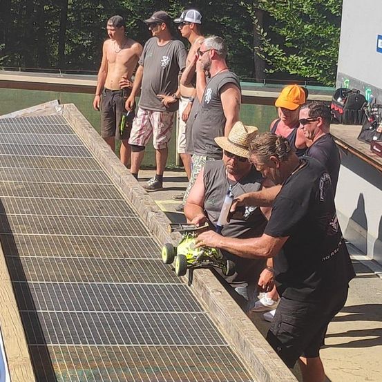 Bild enthält, Shorts, Adult, Male, Man, Person, Outdoors, Jeans, Necklace, Baseball Cap, Face