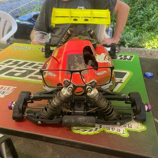 Bild enthält, Grass, Lawn, Adult, Male, Man, Person, Glasses, Face, Lawn Mower, Toy