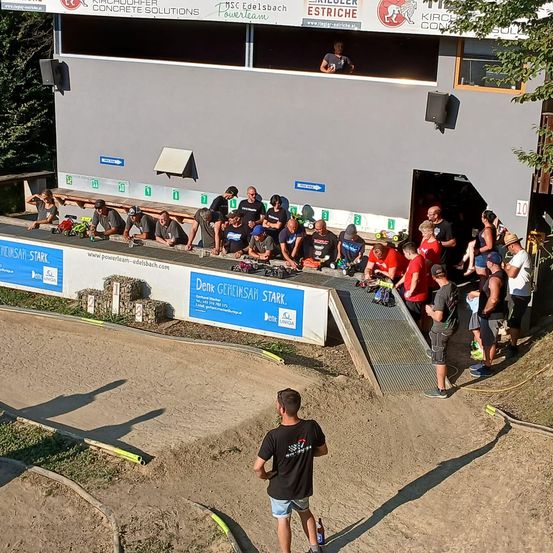 Bild enthält, People, Person, Clothing, Footwear, Shoe, Hat, Baseball Game, Sport, Monitor, Outdoors