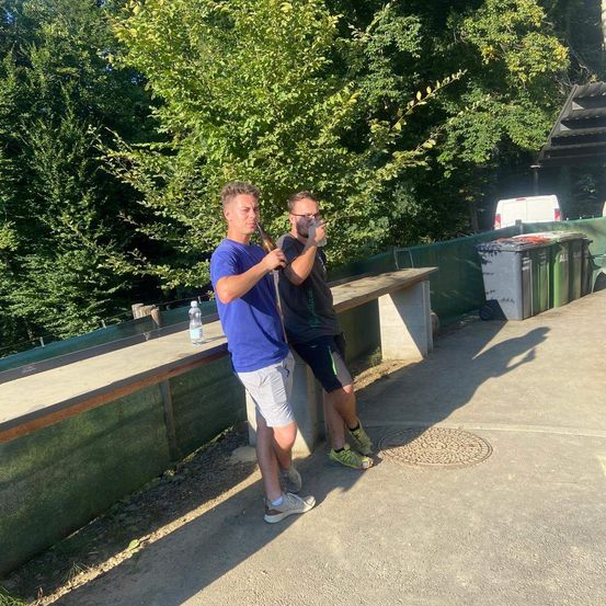 Bild enthält, Vegetation, Grass, Park, Path, Person, Portrait, Tree, Woodland, Shorts, Shoe
