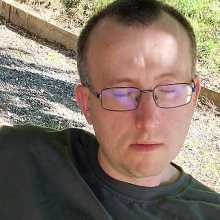 Bild enthält, Pants, Person, Photography, Portrait, Bench, Furniture, Sitting, Jeans, Grass, Disposable Cup