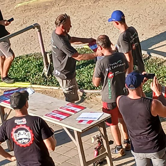 Bild enthält, Adult, Male, Man, Person, Boy, Child, Baseball Cap, Hat, Shorts, E-scooter