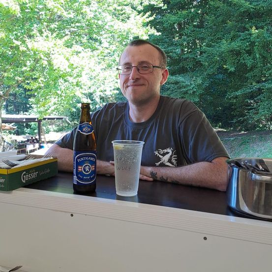 Bild enthält, Photography, Portrait, Beer, Lager, Tree, Shelter, Vegetation, Potted Plant, T-Shirt, Glass