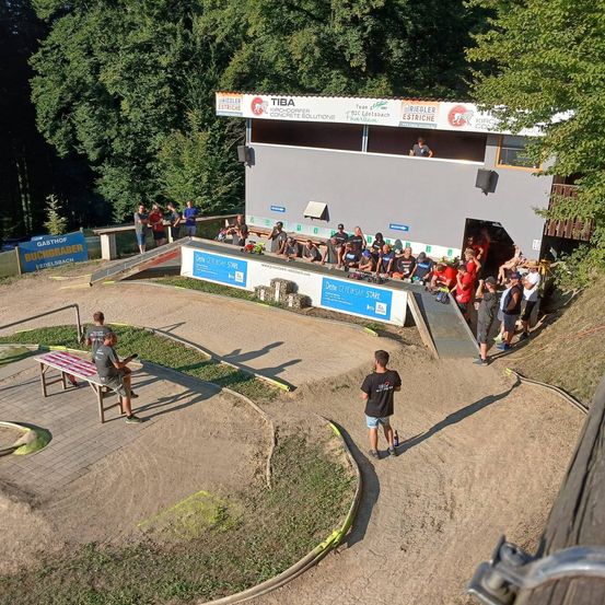 Bild enthält, Person, People, Outdoors, Clothing, Shorts, Footwear, Shoe, Hat