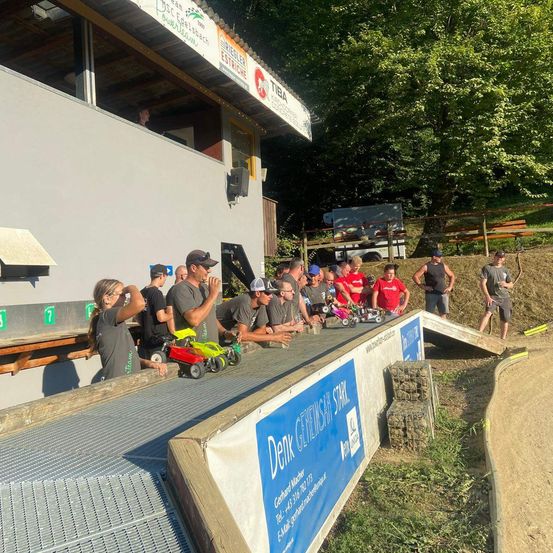Bild enthält, Outdoors, Shelter, Person, Adult, Female, Woman, Male, Man, Path, Wheel