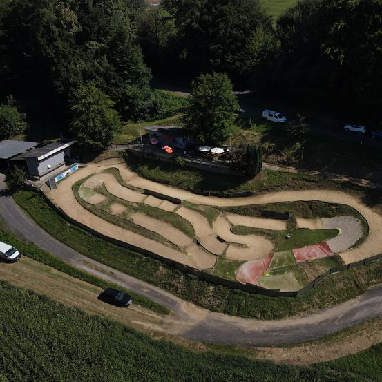 Bild enthält, Outdoors, Road, Grass, Tree, Aerial View, Nature, Park, Car, Building, Housing