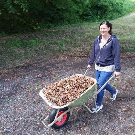 Bild enthält, Female, Girl, Person, Teen, Pushing, Wheel, Shoe, Coat, Face, Vehicle