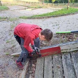 Bild enthält, Boy, Child, Male, Person, Garden, Nature, Outdoors, Clothing, Glove