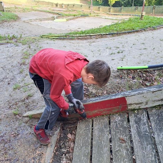 Bild enthält, Boy, Child, Male, Person, Garden, Nature, Outdoors, Clothing, Glove