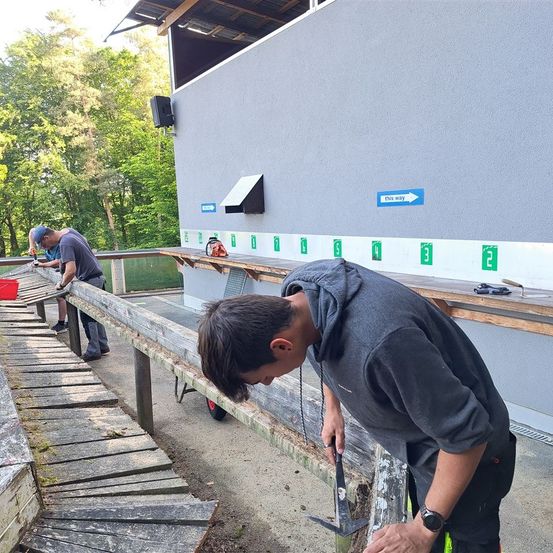 Bild enthält, Person, Adult, Male, Man, Axe, Device, Tool, Weapon, Home Renovation Work