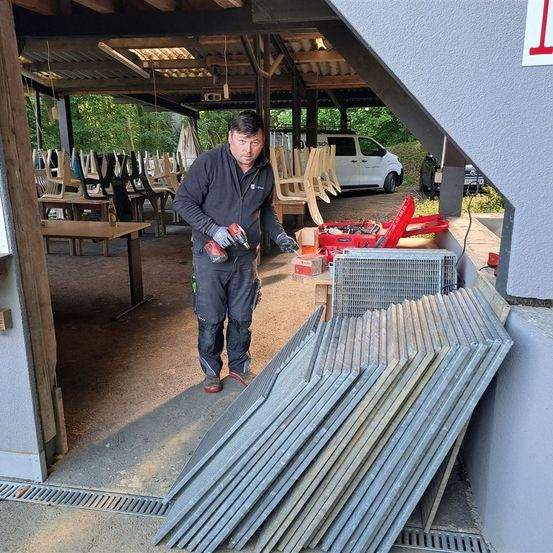 Bild enthält, Pants, Wood, Adult, Male, Man, Person, Glove, Home Renovation Work, Box, Worker