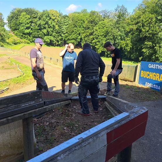 Bild enthält, Person, Adult, Male, Man, Clothing, Shorts, Jeans, Glove, Shoe, Worker