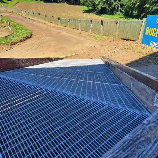 Bild enthält, Outdoors, Electrical Device, Aerial View, Solar Panels, Device, Shovel, Tool