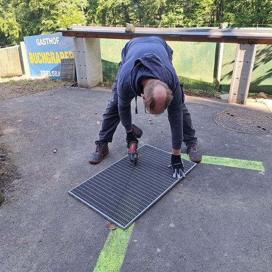 Bild enthält, Adult, Male, Man, Person, E-scooter, Transportation, Vehicle, Clothing, Glove, Outdoors