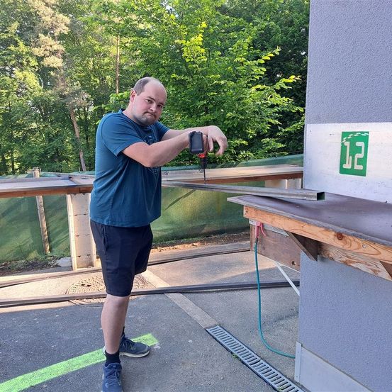 Bild enthält, Desk, Furniture, Table, Adult, Male, Man, Person, Clothing, Shorts