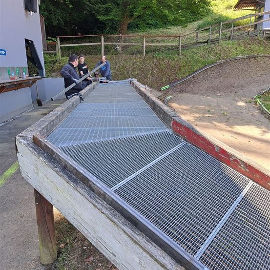 Bild enthält, Outdoors, Person, Adult, Male, Man, Electrical Device, Aerial View, Solar Panels