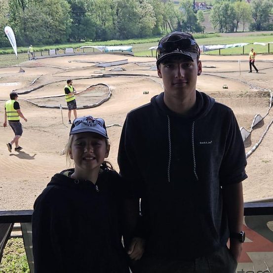 Bild enthält, Photography, Portrait, Grass, Park, Shorts, Shoe, T-Shirt, Vegetation, Sunglasses, Tree